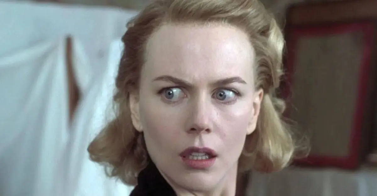 A Mulher na Cabine 10: 8 filmes parecidos para assistir - 1 Os Outros e A Mulher na Cabine 10