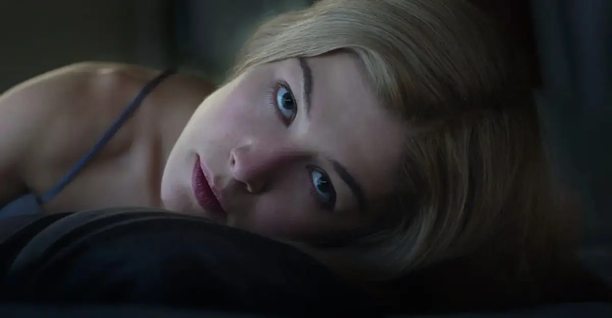 A Mulher na Cabine 10: 8 filmes parecidos para assistir - 4 Garota Exemplar e A Mulher na Cabine 10