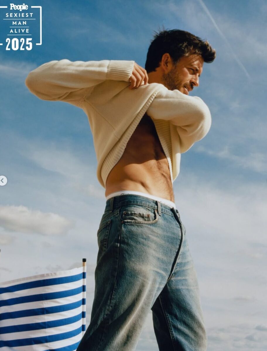 Jonathan Bailey, astro de Bridgerton e Wicked, é eleito o homem mais sexy do mundo em 2025 - 3 image 1 8 - Jonathan Bailey, astro de Bridgerton e Wicked, é eleito o homem mais sexy do mundo em 2025