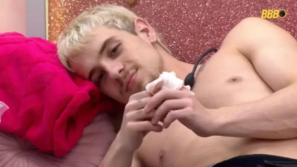 BBB Juliano corta o dedo