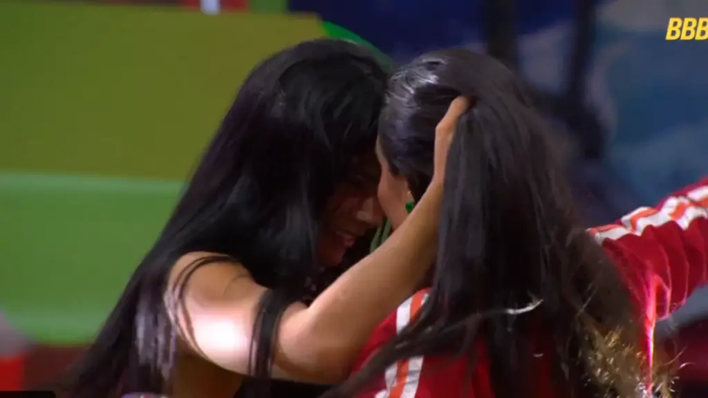 Marciele e jordana quase se beijam na festa do bbbMarciele e jordana quase se beijam na festa do bbb