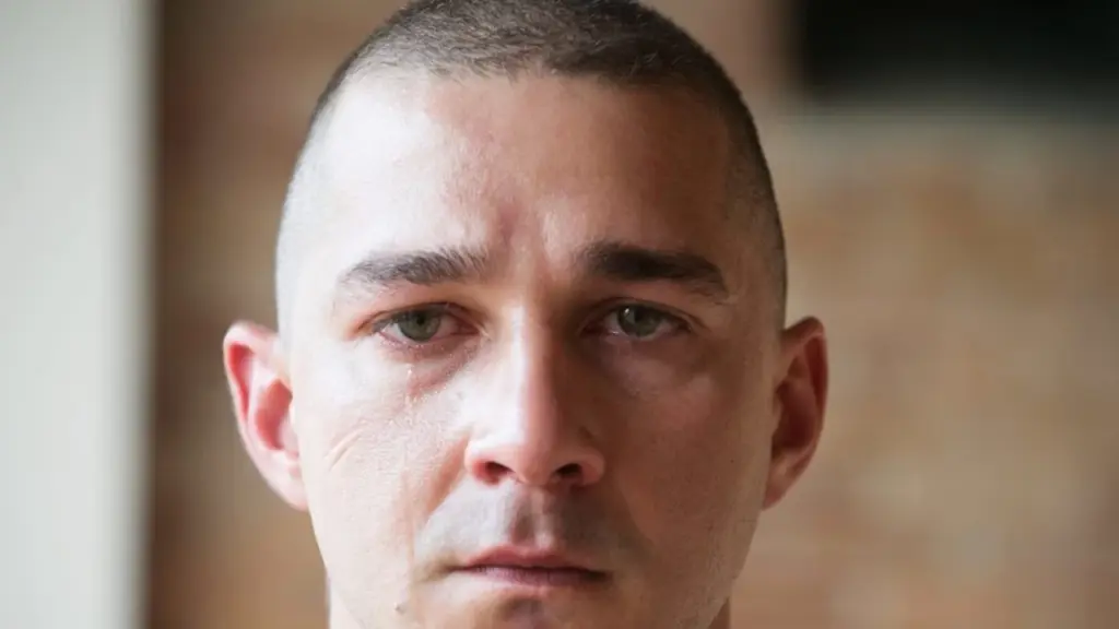 Shia LaBeouf surta mulher cafe