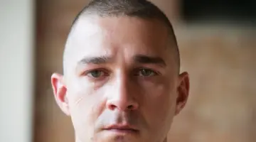 Shia LaBeouf surta mulher cafe