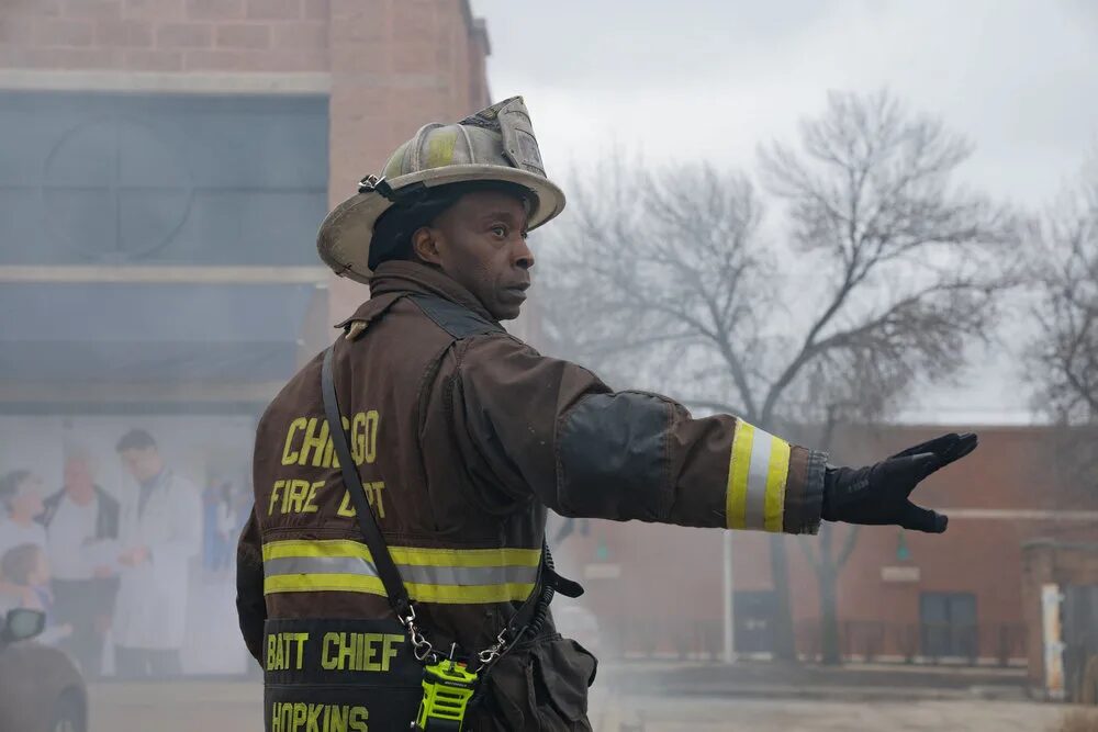 image 2 1 - Chicago Fire 14x17 tem Hopkins cruzando linha contra Severide