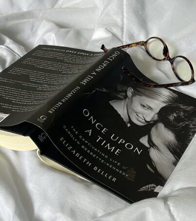 Love Story: o livro real que inspirou a série do Disney+ - 1 image 22 - Love Story: o livro real que inspirou a série do Disney+