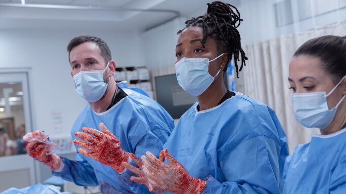 image 7 14 - The Pitt | 3ª temporada vai focar no turno da noite? Saiba o que muda