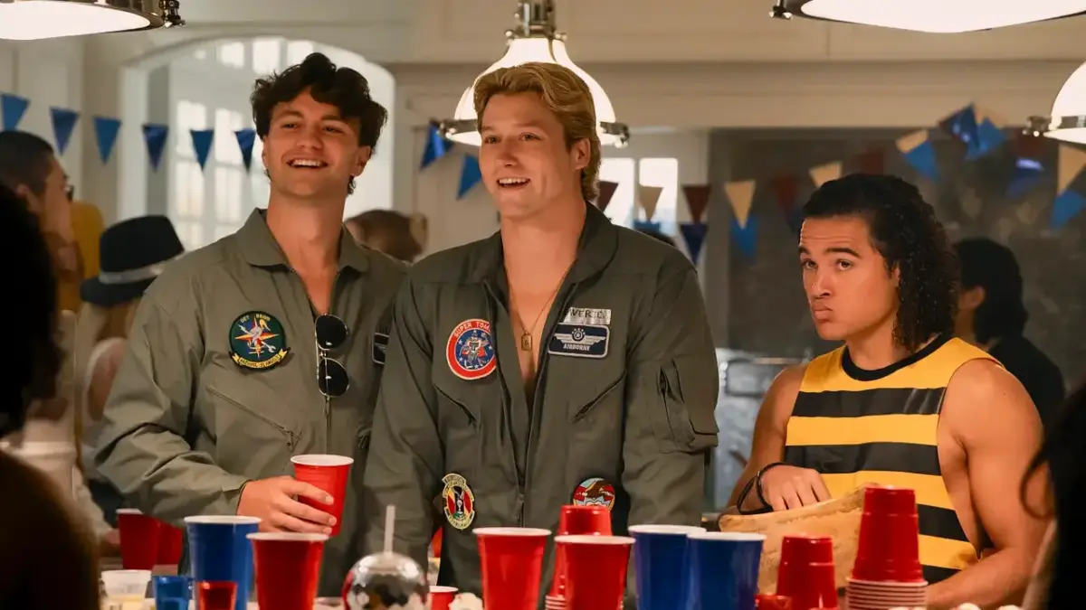Fãs de Off Campus não param de comentar sobre 3 fatos da série - 9 off campus cena top gun
