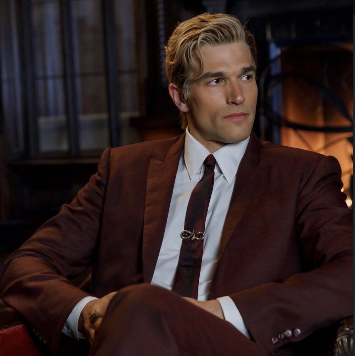 Paul Anthony Kelly, de Love Story, aparece com novo visual para a 13ª temporada de American Horror Story - 3 image 9 12 - Paul Anthony Kelly, de Love Story, aparece com novo visual para a 13ª temporada de American Horror Story