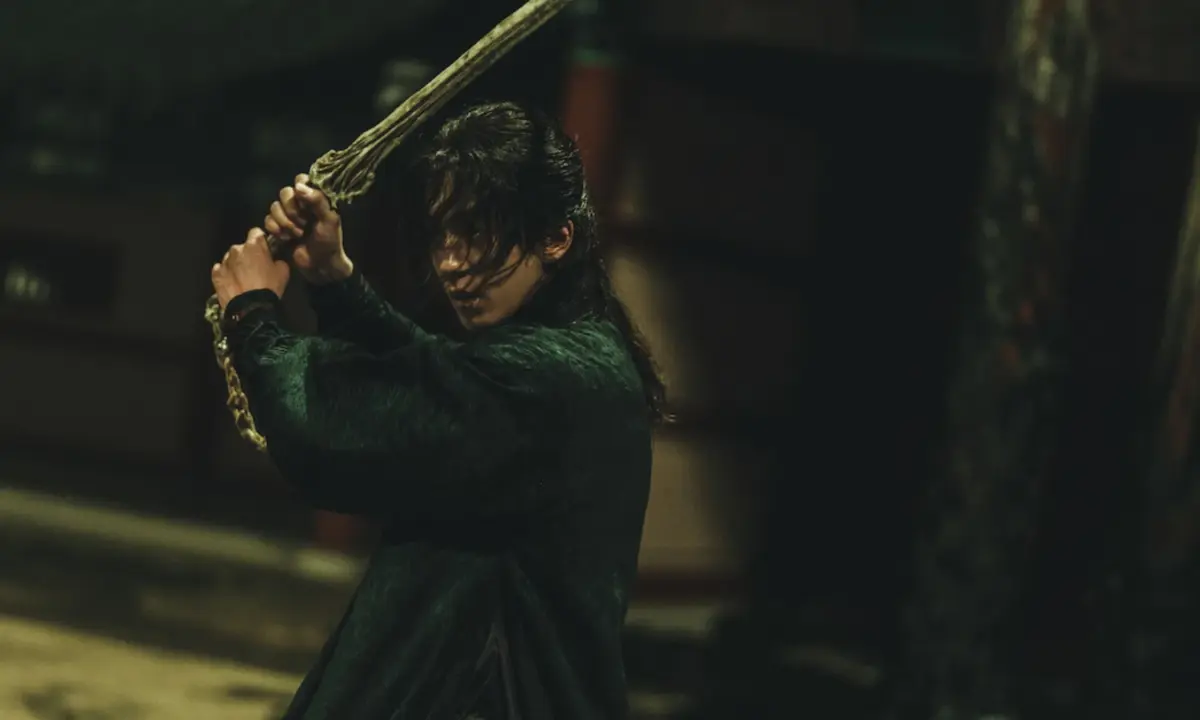 Nam Joo-hyuk ator a leste do palacio